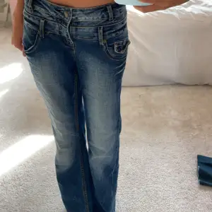 As snygga jeans för dig som vill ha lite annorlunda jeans!🥰