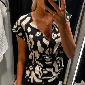Zara blus - Snygg blus från zaraaa. Aldrig kommit till användning