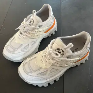 Knappt använda Axel Arigato sneakers. Stl. 39. Mkt fint skick! Nypris ca 3000kr. 800kr eller bud.