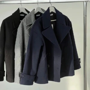 Jacka  - Säljer denna mörkblå jacka från design by si. Inga defekter. Pris kan diskuteras vid snabb affär.lånad bild 