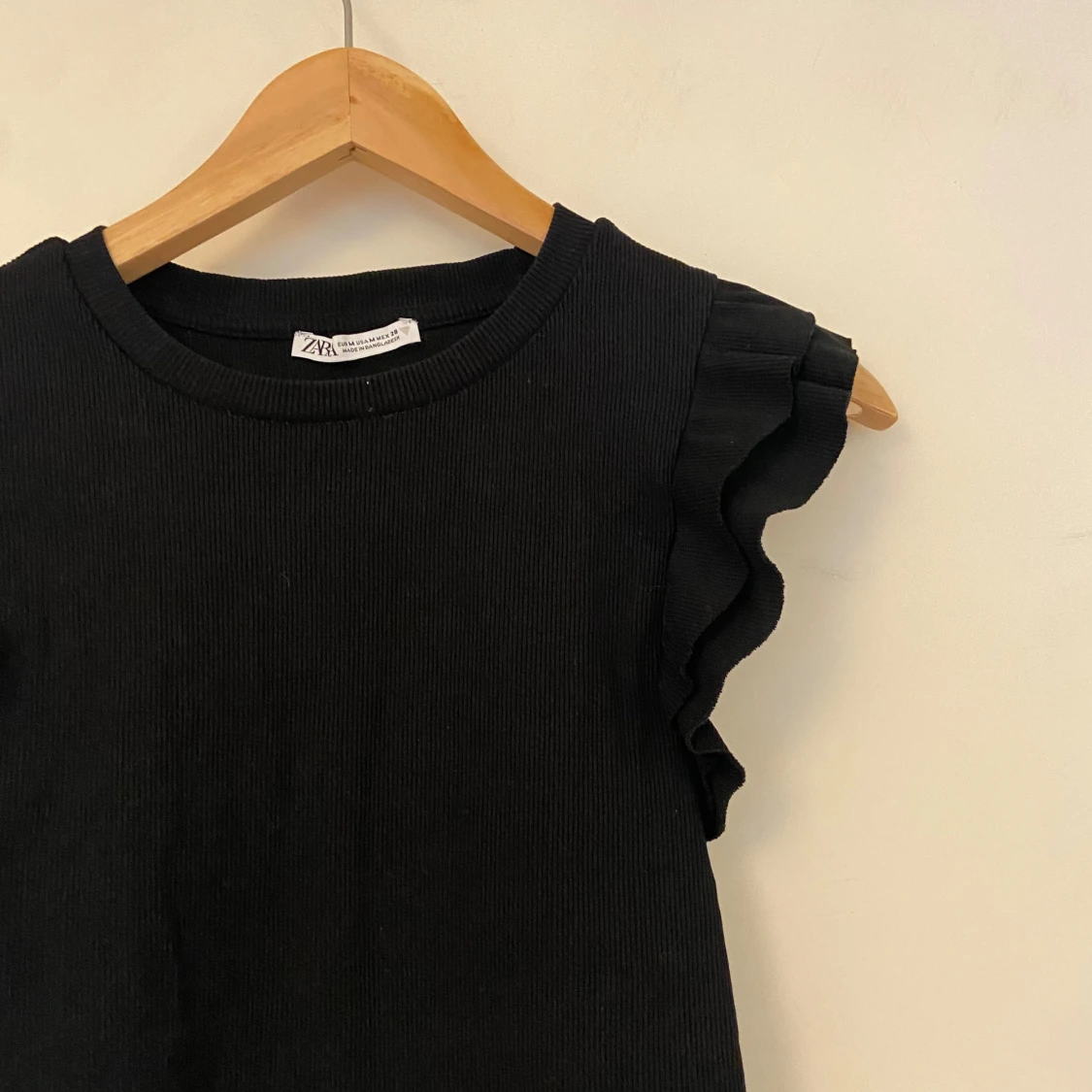 Svart volang topp från Zara🖤 - 90