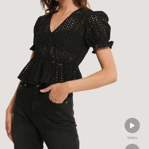 Svart blus med spetsdetaljer - Säljer denna slutsålda toppen från NA-KD