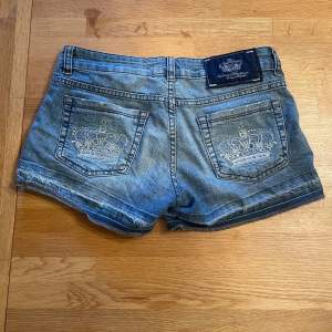 snygga jeansshorts från beckham rock & republic i storlek 31, vilket jag skulle säga motsvarar s. i fint skick