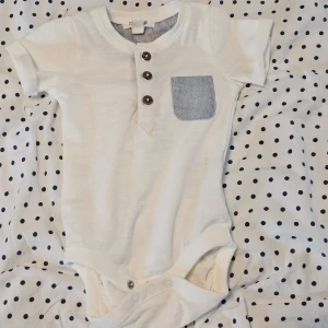 Newbie Baby white grandad collar body - newbie bodysuit köpt förra veckan, aldrig använd. storlek 56 1-2 månader. 