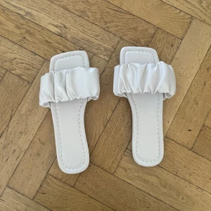 Tofflor - Aldrig använda i storlek 37. 🎉(VÄLJ 10 VALFRIA ANONSER FÖR 200KR)🎉