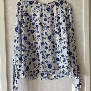 Blå blommig blus - Super fin i mycket bra skick!