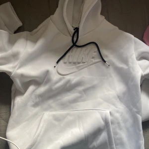 Vit Nike tröja  - Säljer den för jag inte använder. Storlek M