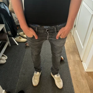 Dondup slimfit - Dondup byxor i slimfit strlk 33 modellen är 184cm väldigt fint skick