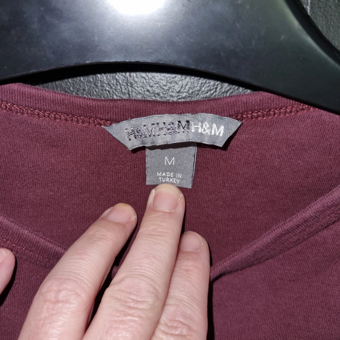 Vinröd t-shirt från H&M - 90