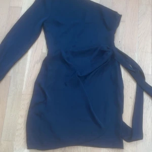Svart off shoulder klänning - Jätte fin fest klänning. Svart off shoulder och knytning i midjan. Storlek: xs- mindre S