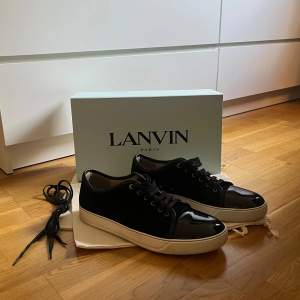 Tja! Säljer nu dessa riktigt feta lanvin captoe skor i storlek 11 vilket motsvarar storlek 44-45. Dom är rätt så sparsamt använda så är väldigt fräscha. Allt på bilden medföljer, har du minsta fundering så är det bara att skriva✍️!