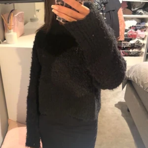 Fluff tröja - Säljer en stickad/päls tröja som knappt är använd. Tröjan är i storlek xs men skulle säga den passar s oxå😁