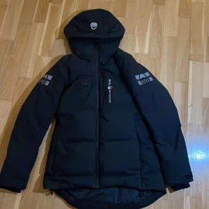 Sail racing vinter jacka XS - Säljer en sail racing jacka. Den är knappt använd.   Kan mötas i Göteborg