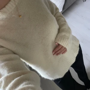 Stickad tröja - En stickad krämvit tröja i ull-/ alpacka-blandning ifrån NAKD☺️ endast använd en gång  Nypris 799kr