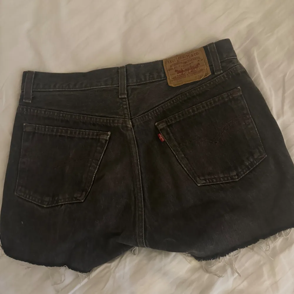 Jätte snygga Levis shorts. Säljer pga kommer inte till användning. Levis stl W30 men skulle säga att det är en 36 i ”vanlig storlek”. Shorts.