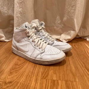 Jordan 1 Mid - Hejsan! Säljer ett par jordan 1 mid vita i storlek 44, ser lite skruttiga ut på bilden men kan tvätta vid eventuellt intresse:)
