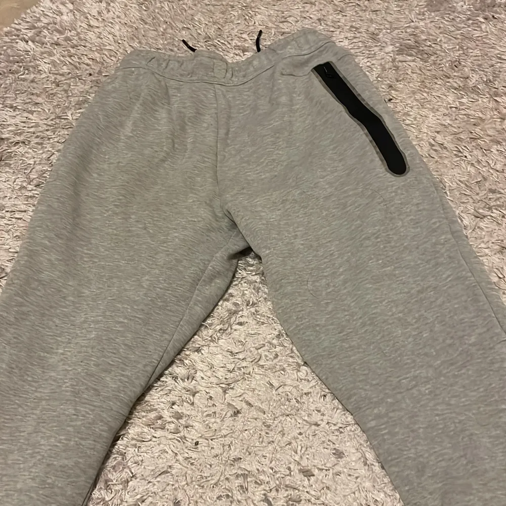 Gråa nike tech mjukis byxor ny skick. Farkut & Housut.