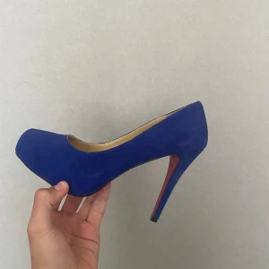 Klackar - Riktigt snygga CHRISTAIN LOUBOUTIN klackar använda en gång med skydd på den ena klacken. Säljer billigt för vill bli av med dom. Pris kan diskuteras vid snabb affär  Skriv vid minsta lilla fråga