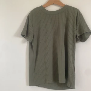 Grön tröja - Bekväm fin mörkgrön t-shirt