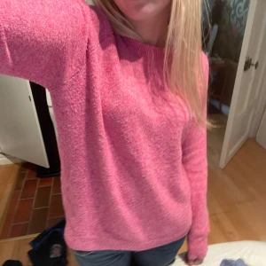 Stickad tröja - Stickad tröja från Vero moda, knappt använd. lite nopprig vid insidan av armarna. Nypris 300kr, köpare står för frakt
