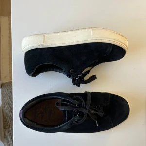 Eytys - Svarta Eytys i mocka  som är i mycket bra skick då dem inte använts så mycket + eytys dustbag med vita snören som aldrig använts. 🌸 Hör av er vid intresse! Pris kan diskuteras. Köparen står för frakt. 
