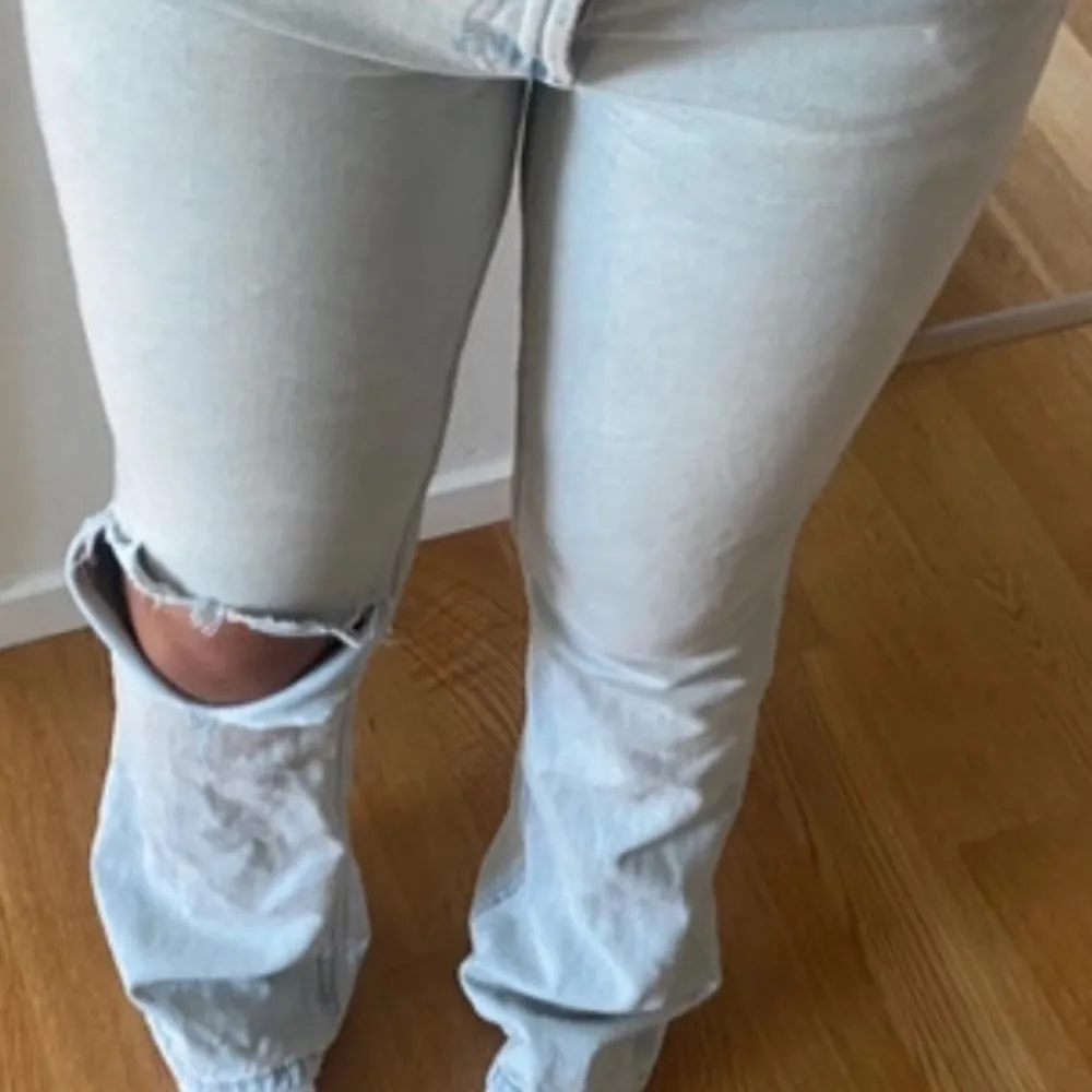 Säljer dessa jeans då dem är lite för stora och av den anledningen inte kommer till användning💕  Storlek 36 men skulle säga att dem passar båda 36 och 38  Kontakta mig vid funderingar eller fler bilder. Jeans & Byxor.