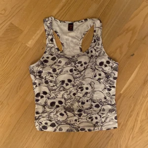 Dödskalle linne - Dödskalle linne använt 3-4 gånger köpt i maj (2024) från Romwe. Pris kan diskuteras! Kontakta för mer information 💓