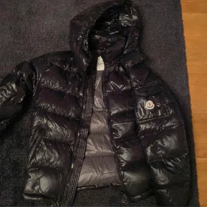 Moncler Maya - Nyskick, vid snabbaffär kan priset diskuteras