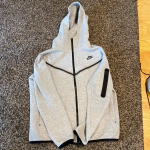 Nike tech - Säljer min Nike tech då den inte används längre. Köpte för 1200kr och Säljer för 600kr
