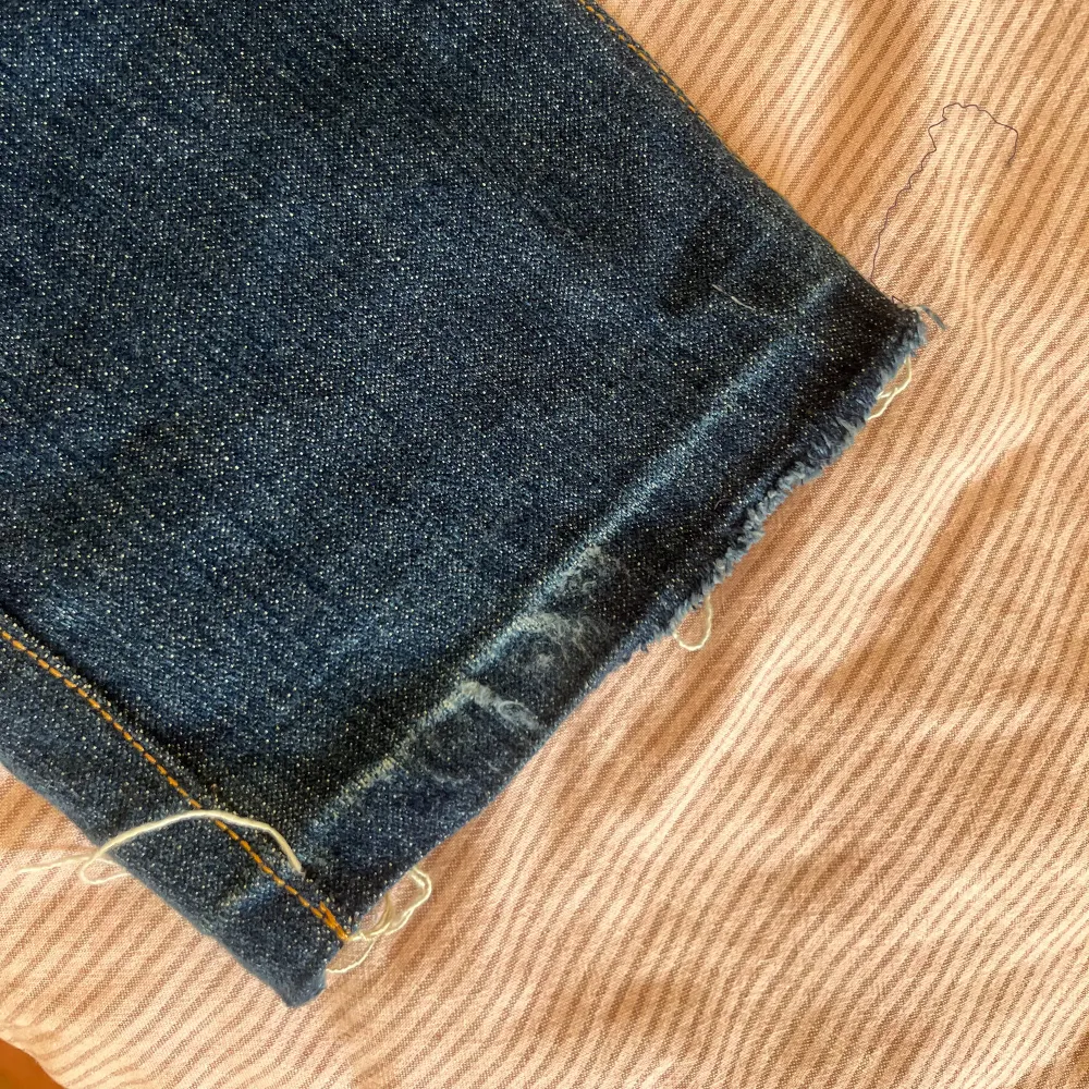 Jättefina lågmidjade jeans som jag säljer då de är för små. Jag har sprättat upp där nere men det går lätt att du upp igen om man vill det! Står ingen storlek men skulle säga att de passar S/M. Jeans & Byxor.