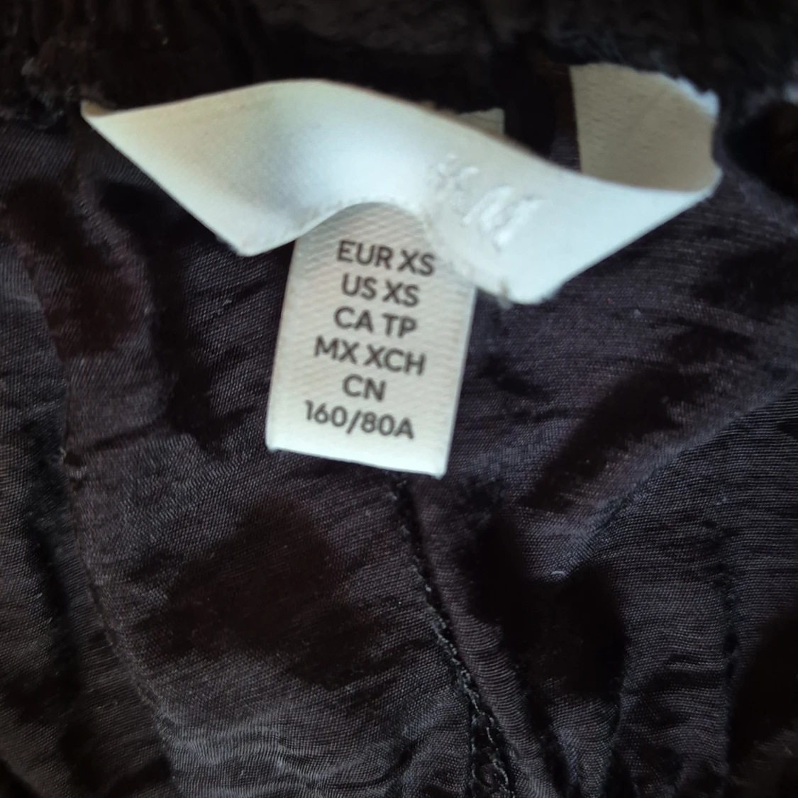 Svart off-shoulder klänning i storlek XS - 90