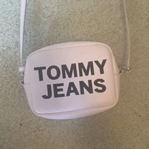 Rosa Tommy jeans väska - Knappt använd. Så fin men används aldrig. 