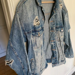 Jeans jacka - Jeans jacka med slitna/ hål detaljer . Andvänd fåtal ggr. Från HM. Storlek s . 200 kr 