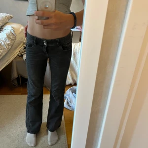 Gina Young jeans - Säljer dessa Gina Young jeans då de har blivit för korta. Inte så väldigt använda och är i ny skick. Priset kan diskuteras ❤️ Byxorna är i grå/svart ish.