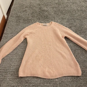 Beige stickad tröja - Säljer en superfin beige stickad tröja. Den är perfekt för höst och vinter, och är riktigt mysig och varm. Tröjan har långa ärmar och en rund halsringning. Passar perfekt till både jeans och kjol. Köp den nu och håll dig varm i stil! 💛