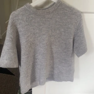 Stickad tröja - Jättefin kortärmadstickad tröja från gina, Säljer då den inte kommer till användning men är endast använd runt 3 ggr, så fint skick!