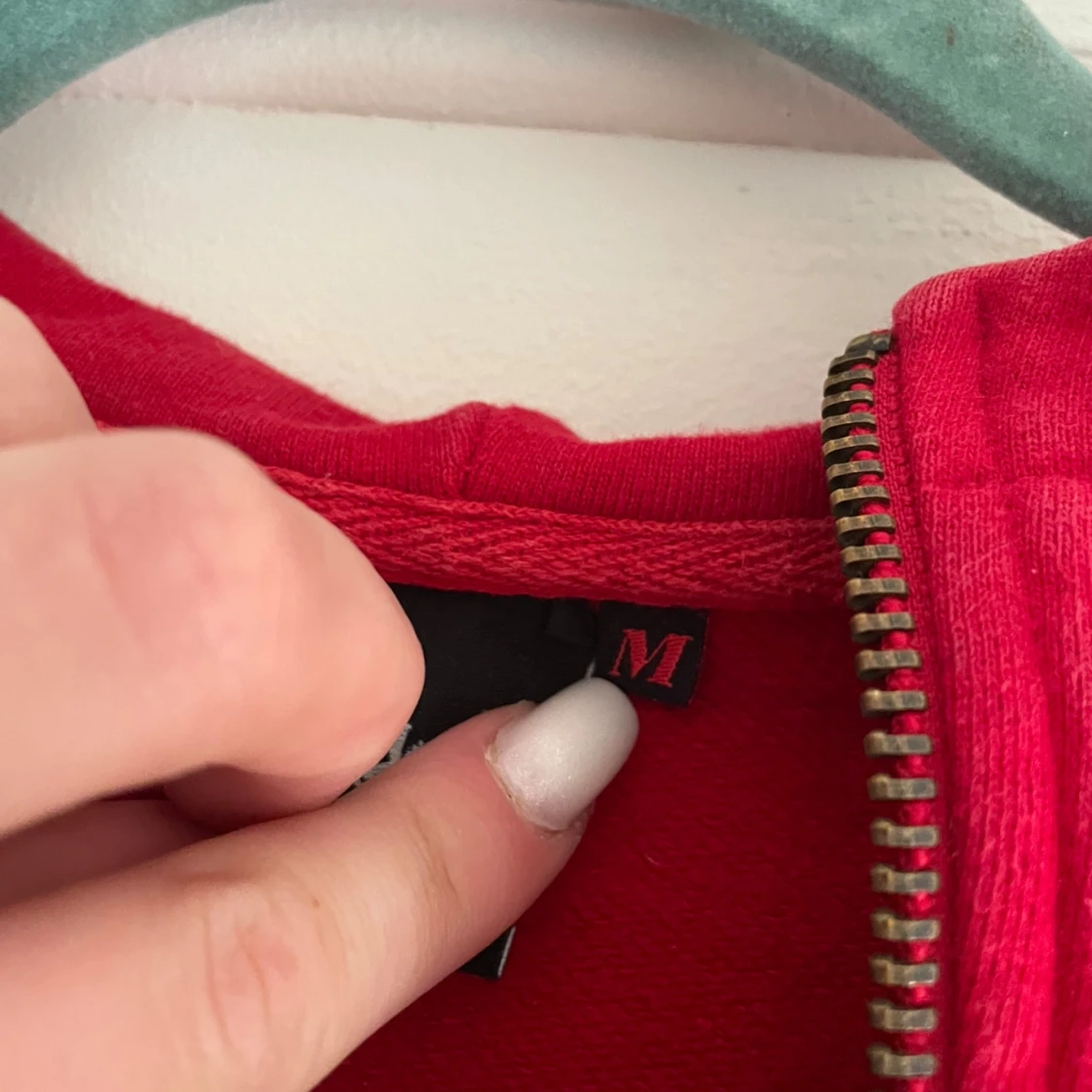 Röd huvtröja med dragkedja - 91