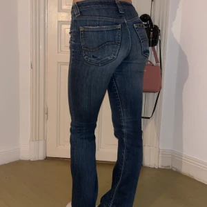 Jeans bootcut - Jättefina jeans som var mina favoriter ett tag, har några nyanser som man kan se på bilden men annars är de jättebra och bra kavlitet❤️ har verkligen använt de mycket men nu är de för små för mig så att jag måste sälja de tyvärr💔