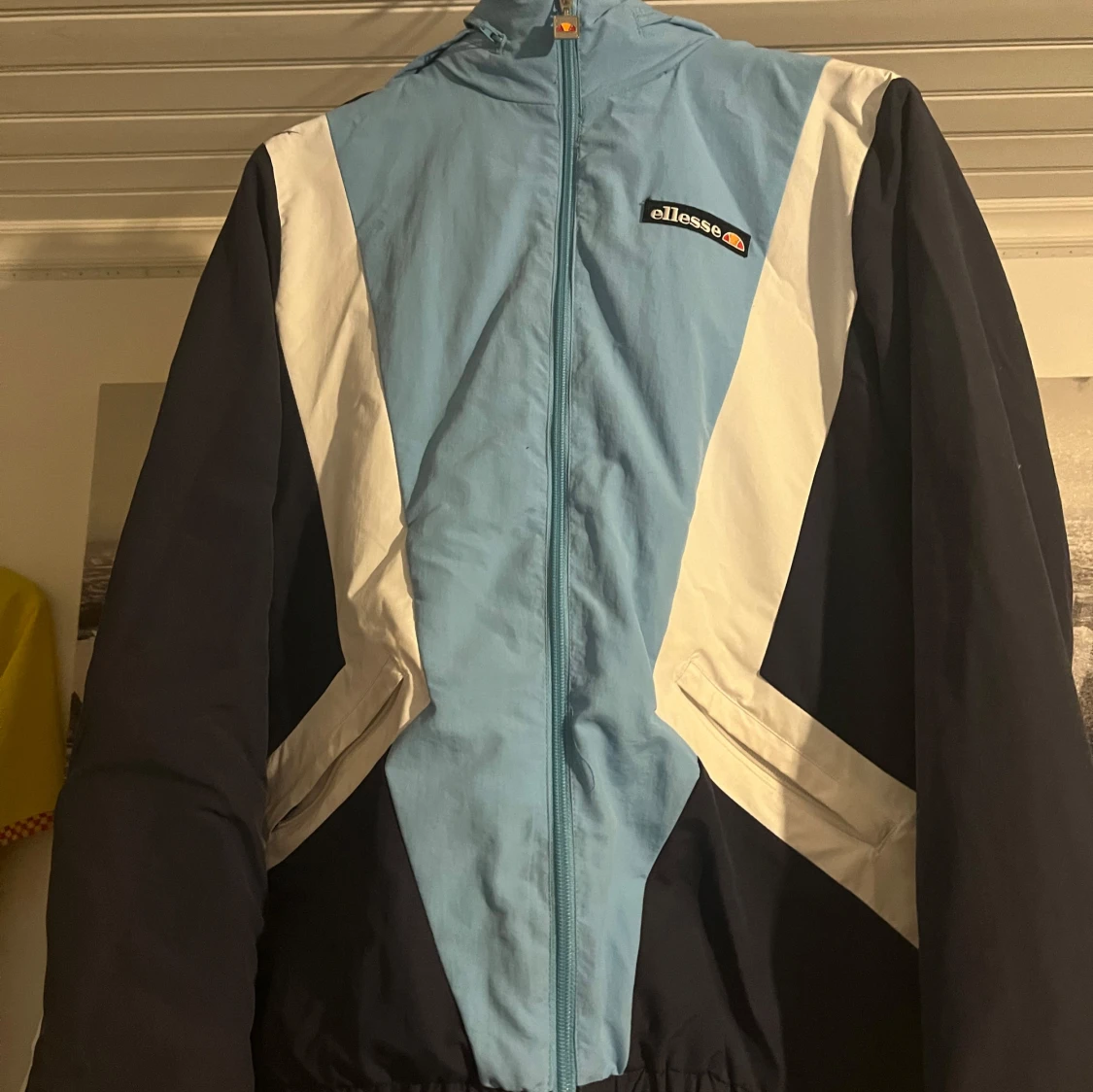 Blå och vit vindjacka från Ellesse