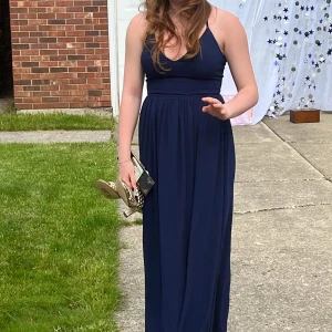 Marinblå balklänning - Elegant marinblå långklänning med smickrande passform och ärmlös design. Perfekt för speciella tillfällen med sin stilrena look. Köpt för 1500. Uppsydd så den passar mig som är 160cm med klackar. Öppen rygg med snörning. Hör av er för fler bilder🥰