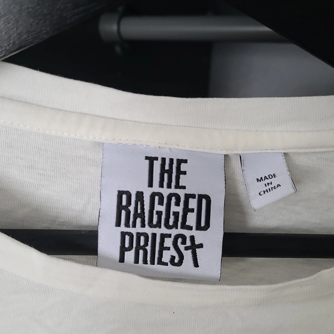 Vit croppad t-shirt från The Ragged Priest - 2