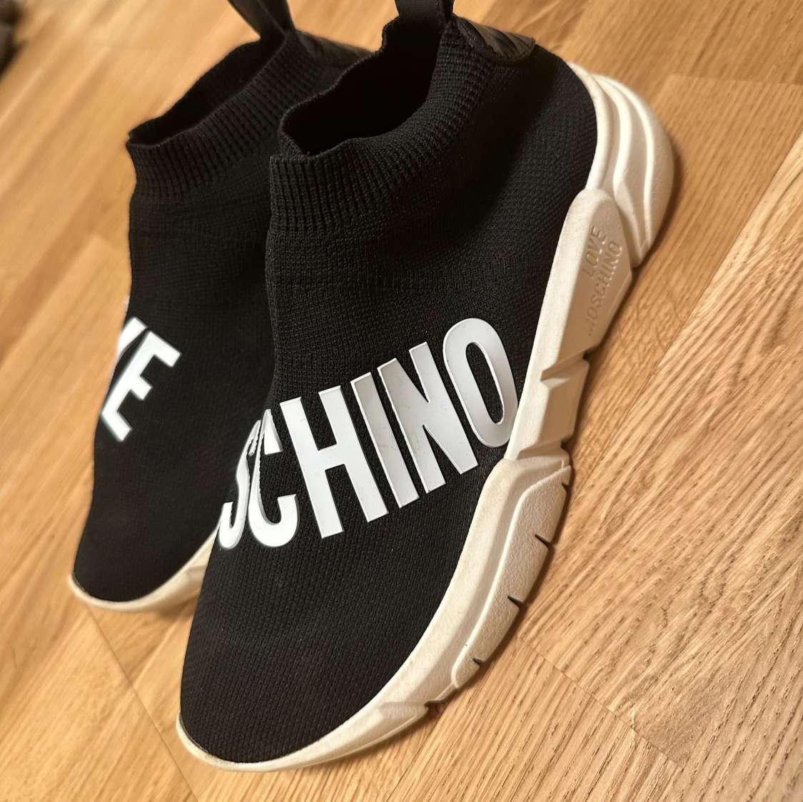 Svarta sneakers från Moschino - 2