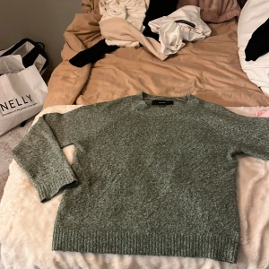 Grå stickad tröja från Vero Moda - Säljer en mysig grå stickad tröja från Vero Moda. Tröjan är använd några gånger. säljer för att den inte kommer till användning