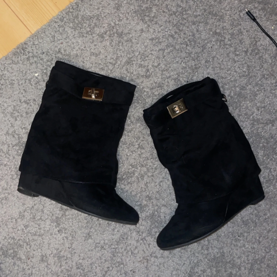 Svarta fold over mockastövlar med spänne - 3