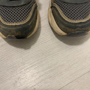 Grå sneakers från Pax - Säljer ett par grå sneakers från Pax med textilöverdel och EVA-TPR yttersula. Skorna har snörning och kardborreband för enkel justering. Perfekta för vardagsbruk.