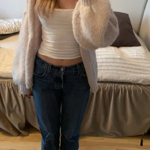 Levis 501 jeans - Skriv gärna om ni är intresserade!!💞 Klassiska Levis 501 jeans i blå denim. De har en mer loose passform och är lågmidjade. Storleken är W27L30.