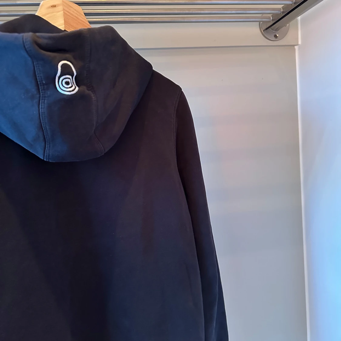 Svart hoodie från Sail Racing - 2