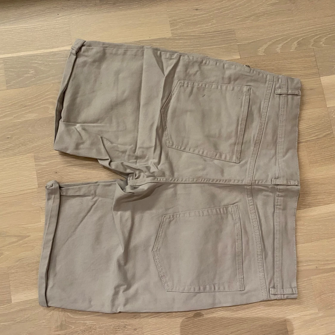 Beige shorts med fickor - 1