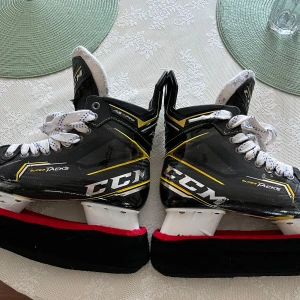 CCM super tacks as3 pro skridskor - Säljer mina gamla skridskor som jag har köpt av en spelare från Djurgårdens A lag, kan tyvärr inte minnas spelaren men köpte dom 2020/21. Dom är ganska slita men fungerar helt normalt och kostar ca 4-5000kr nypris. Extra snören ingår. Kan sänka priset lite vid snabb affär då jag behöver pengar innan alla hjärtans dag. Skydden följer med. Hör av er vid funderingar.⛸️💯