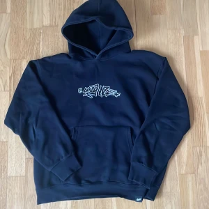 Svart hoodie med tryck - Säljer en svart hoodie från Pull&Bear med ett riktigt fett graffiti-inspirerat tryck på både fram- och baksidan. Tröjan är i storlek M och säljes då den inte kommer till användning. Tveka inte att höra av er vid minsta fråga/fundering!😁💯